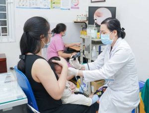 Bé trai 2 tuổi chảy mủ tai, viêm xương chũm tai do người lớn chủ quan