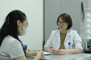 Gia đình lục đục vì tranh cãi chuyện con nằm điều hoà