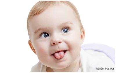 Bé hai tuổi có dấu hiệu bất thường, hóa ra là dính thắng lưỡi