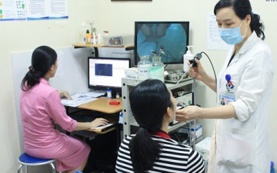 Sốt, họng bám mảng trắng tinh là bệnh gì?