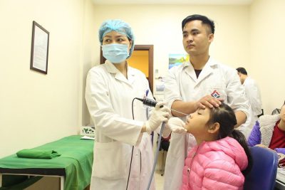 Trẻ viêm xoang suýt mù vì biến chứng