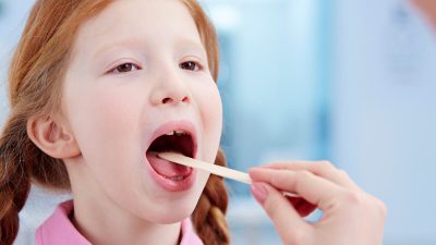 Chăm sóc trẻ sau khi phẫu thuật nạo VA, cắt amidan thế nào?