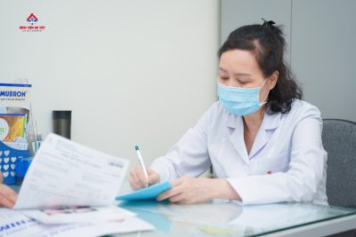 Con bị viêm amidan, cha mẹ nên xử trí như nào?