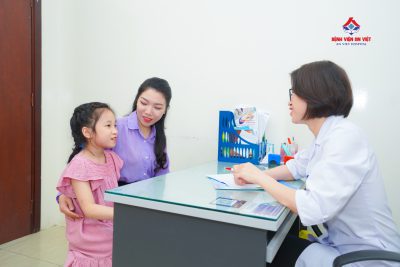 Bác sĩ chuyên khoa chỉ nguyên nhân gây viêm tai giữa ứ dịch ở trẻ