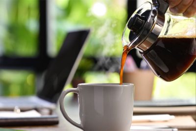 Uống cafe buổi sáng khi chưa ăn gì- Nên hay không nên?