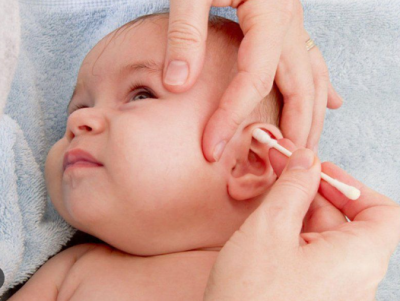 Lấy ráy tai cho bé, những điều cha mẹ nên lưu ý
