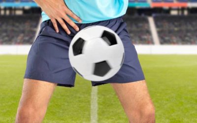 Nam thanh niên bị dập tinh hoàn do đá bóng: Bác sĩ cảnh bảo gì?