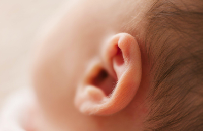 Bé sơ sinh không giật mình, cảnh báo nguy cơ trẻ bị điếc