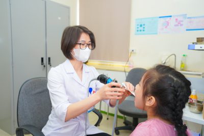 Trẻ nhập viện vì viêm phổi do virus hợp bào hô hấp lúc giao mùa