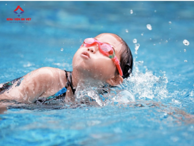 Nguy cơ viêm tai giữa khi cho trẻ đi bơi mùa hè: Bác sĩ chỉ cách phòng tránh