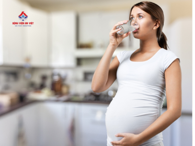 Nên uống bao nhiêu nước trong thai kỳ?