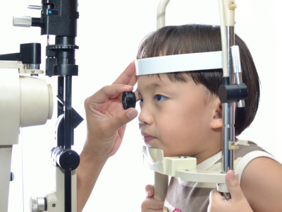 Tật Khúc Xạ Ở Trẻ Em và Dấu Hiệu Phát Hiện Sớm