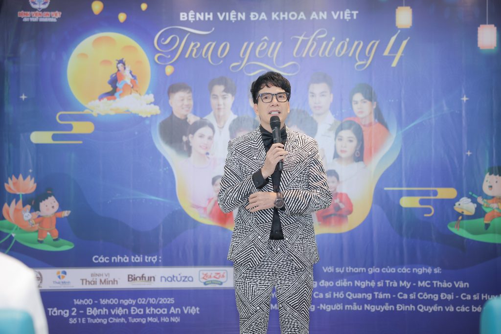 Ca sĩ Hồ Quang Tám và nhiều nghệ sĩ biểu diễn phục vụ bệnh nhân tại Bệnh viện đa khoa An Việt
