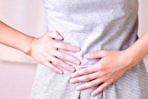 Ra dịch âm đạo màu trắng kèm đau bụng dưới có làm sao không?