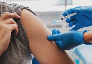 Đang bị cúm có được tiêm vaccine cúm hay không?