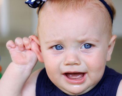 Trẻ bị viêm tai giữa có thể bị sốt hay không?